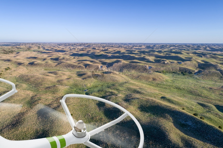 无人驾驶飞机在空中拍摄风景图片