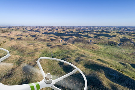 无人驾驶飞机在空中拍摄风景图片