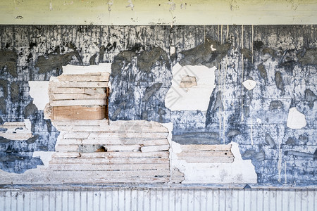 内布拉斯加农村一所废弃学校的经风化石膏墙图片