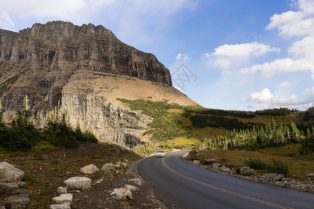 一辆白色的单车在落基山高峰下弯曲背景图片