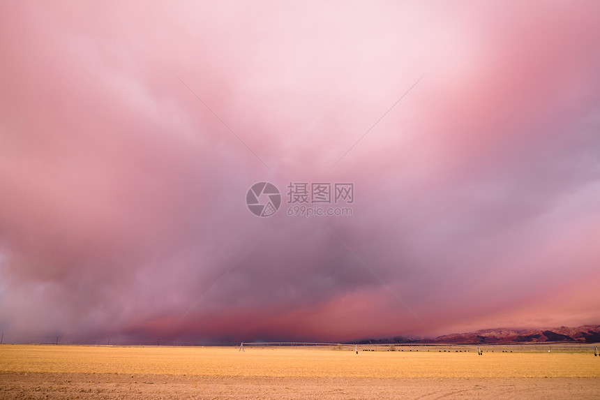 随着暴风雨进入犹他大盆地区农田即将获得一些原始雨水图片