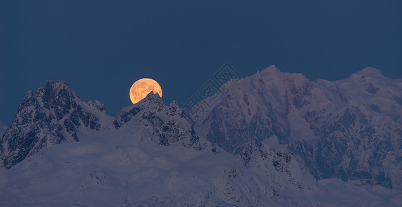 月亮从德那利山的后面升起高清图片