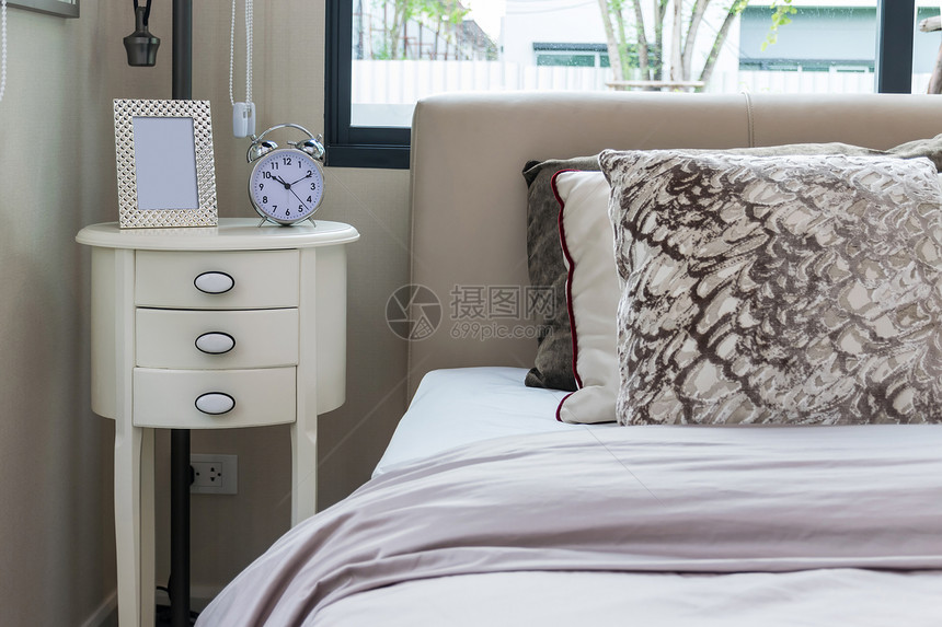 现代卧室设计桌上有床枕头和灯图片