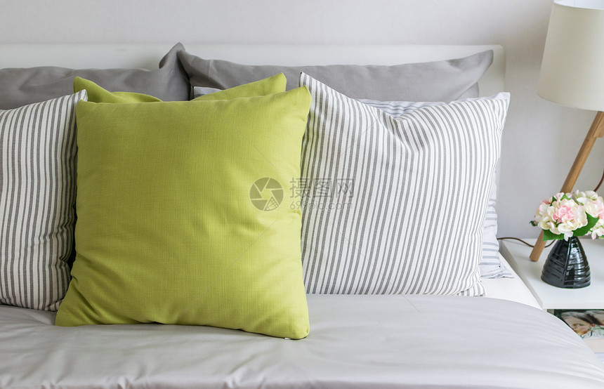 现代卧室床上有绿色枕头图片