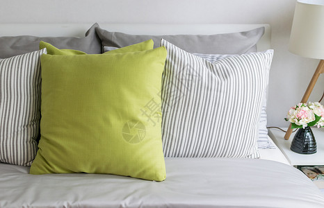 现代卧室床上有绿色枕头图片