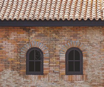 拱形的屋顶红砖墙上的头窗背景