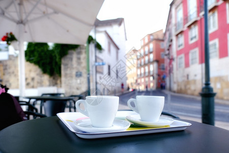 一杯咖啡旧欧洲城市风景图片