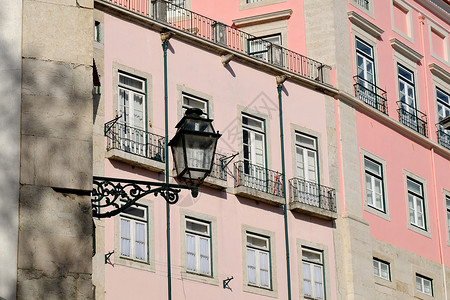 欧洲老城街市灯葡萄牙里斯本背景图片