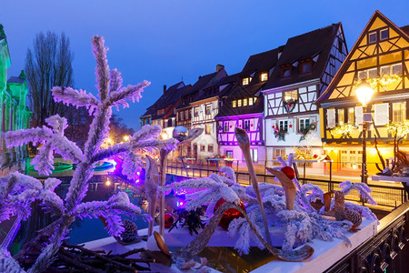阿尔萨斯语法国Alsace市Colmar夜间圣诞街法国Alsace法国Alsace市Colmar老城PetiteVenise的Alsati背景