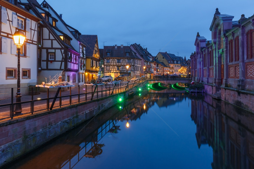 晚上圣诞街法国Alsace的Colmar小Venise老城Colmar的VetiteVenise频道上传统的Alsatian半双图片
