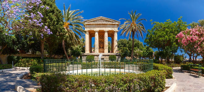 马耳他首都瓦莱塔的下巴拉卡花园马耳他首都瓦莱塔老城的亚历山大巴拉卡花园和亚历山大鲍尔纪念碑的春之全景背景图片
