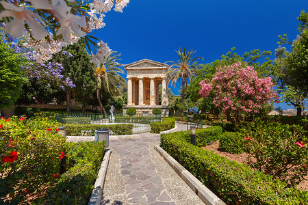 马耳他首都瓦莱塔市下巴拉卡花园马耳他首都瓦莱塔旧城市亚历山大鲍尔的古迹和老巴拉卡花园背景图片