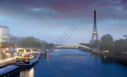 清晨在塞纳河上法国巴黎埃菲尔铁塔的风景图片