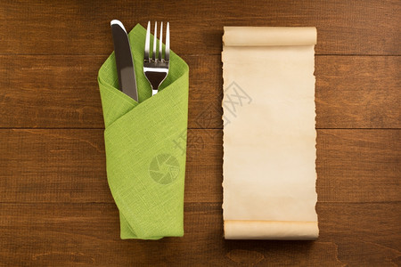 木头纸巾上的刀叉和餐图片
