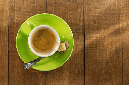 木板和绿色咖啡杯图片