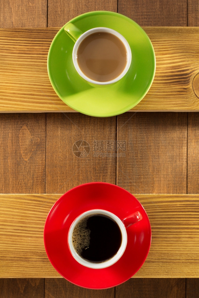 木板上的绿色和红色咖啡杯图片