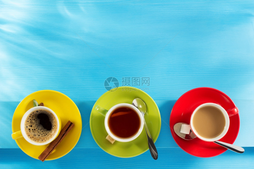 蓝色背景的三色咖啡杯图片