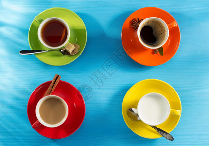 俯视图蓝色背景颜色艳丽多彩的咖啡杯图片
