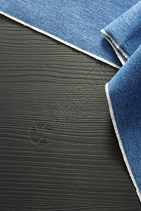 木材上的蓝色牛仔裤纹身木制背景上的蓝色牛仔裤纹身图片