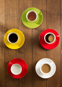 俯视图颜色艳丽多彩的咖啡杯图片