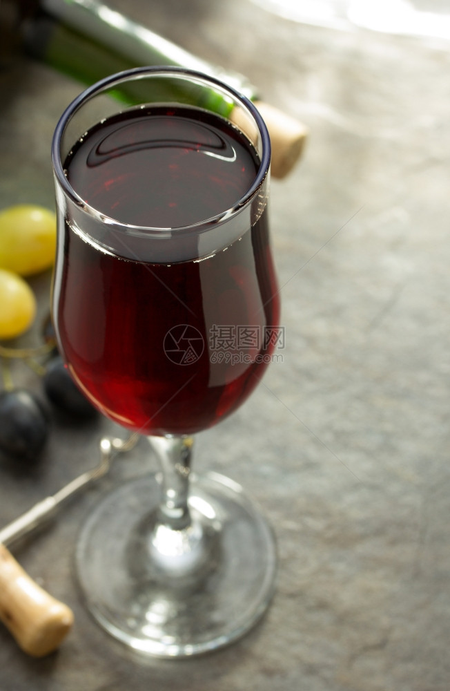 酒杯和葡萄桌上的葡萄图片