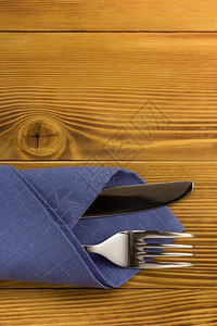 木头纸巾上的刀叉和餐图片