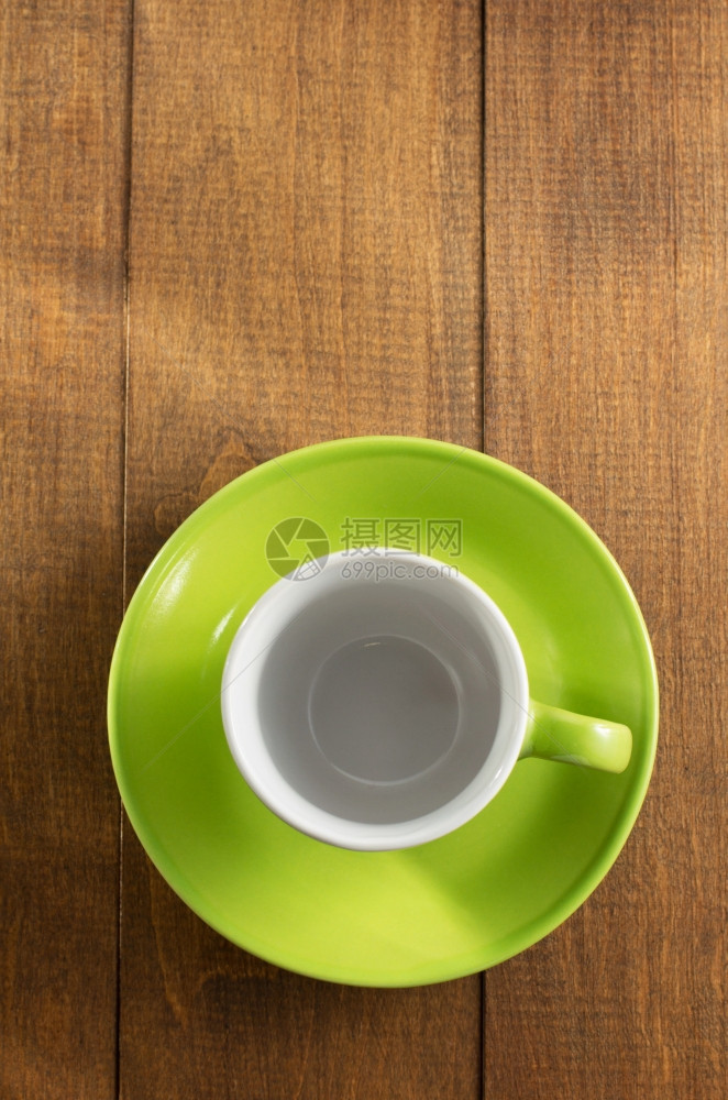 木上的空陶瓷杯木背景上的空陶瓷杯图片