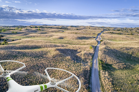 内布拉斯加州沙丘的空中观察内布拉斯加州沙丘的一条农场公路空中观察图片