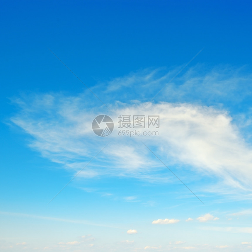 蓝色天空中的浅白云图片