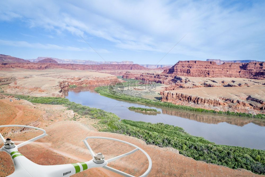 无人驾驶飞机在峡谷上空视察图片