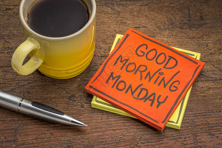 早上好星期一在张粘贴的纸条上写着快乐的信息咖啡和笔图片
