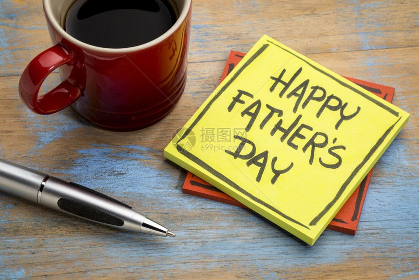 快乐的父亲和sday一天用黑墨写在粘的纸条上加一杯咖啡的笔迹图片