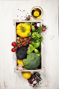 健康的自然食物在具有复制空间的生锈木桌子上图片