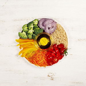 蔬菜食品碗奎诺亚西红柿花椰菜胡萝椒洋葱健康的午餐在白桌顶端的视图中图片
