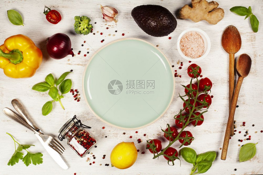 新鲜生绿色和未经加工的蔬菜超过生锈的白色背景中间的蓝色板块顶部视图复制空间健康清洁饮食素脱毒饮物概念图片