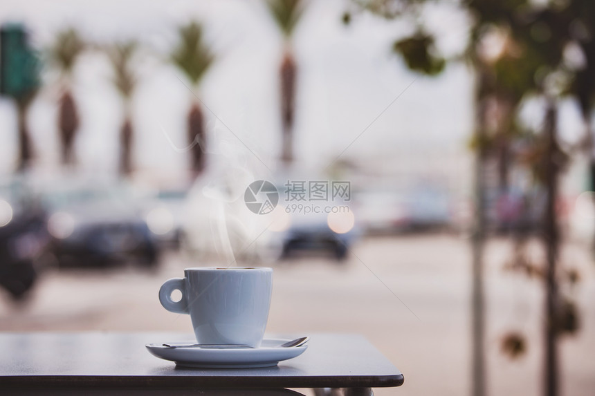 街头咖啡桌上的杯图片