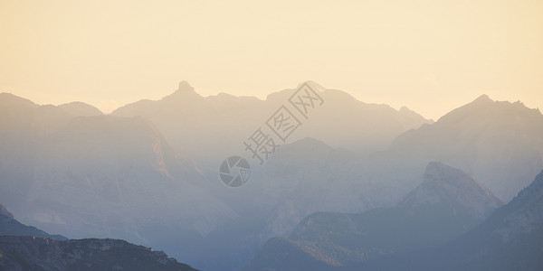 高山在日落时摇背景图片