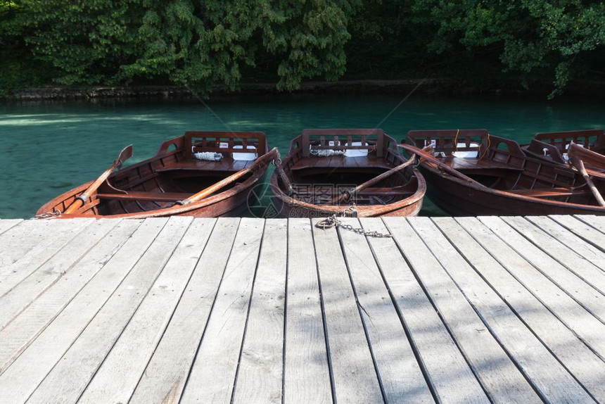 湖边码头附近的小木船图片
