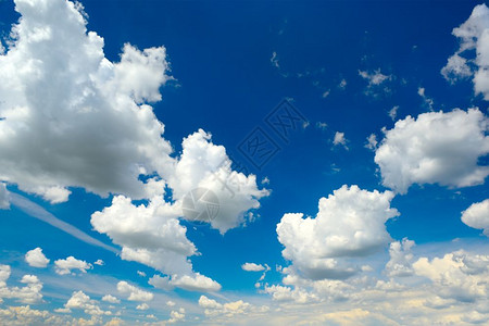 天堂的风景云彩在蓝天中图片