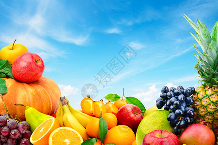 蓝色天空背景的大量水果和蔬菜收藏健康的食物复制文本空间图片