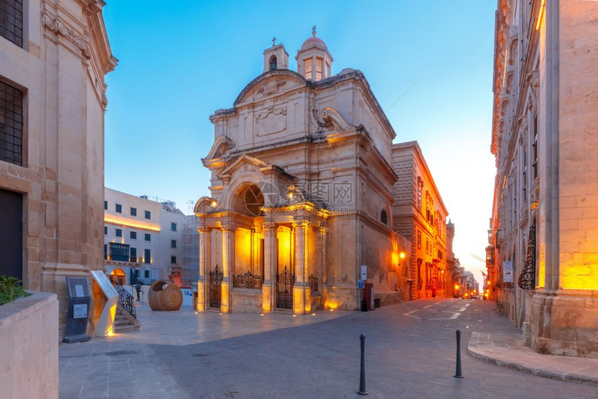 意大利圣凯瑟琳教堂马耳他瓦莱塔亚历山大圣凯瑟琳罗马天主教堂或意大利圣凯瑟琳教堂上午蓝色时间图片