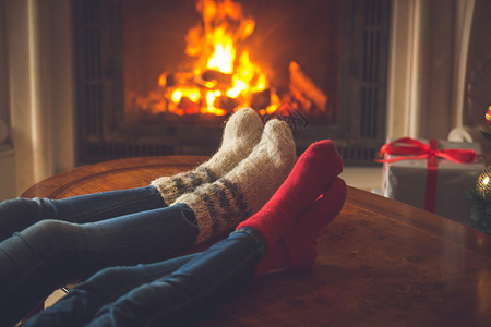 在圣诞节装饰的壁炉里暖图片