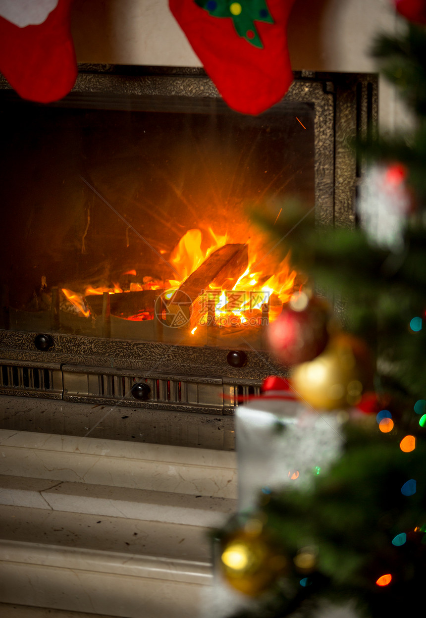 屋前烧火壁炉装饰圣诞树的背景图片