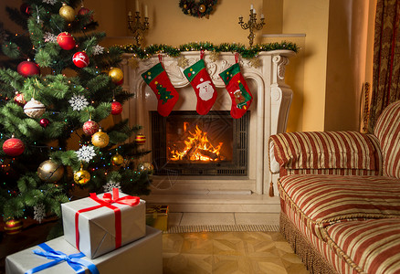 室内客厅的壁炉燃烧装饰圣诞树的室内形象背景图片