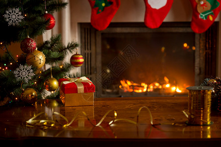 圣诞背景有烧火壁炉圣诞树礼品盒和餐桌图片