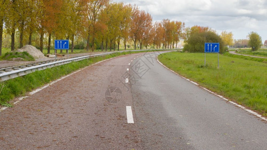 荷兰废弃道路背景图片