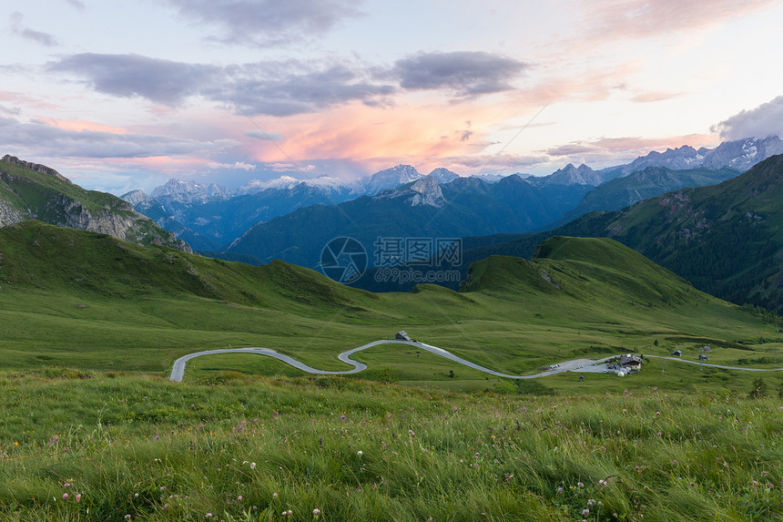 阿尔卑斯山谷夏季风景图片