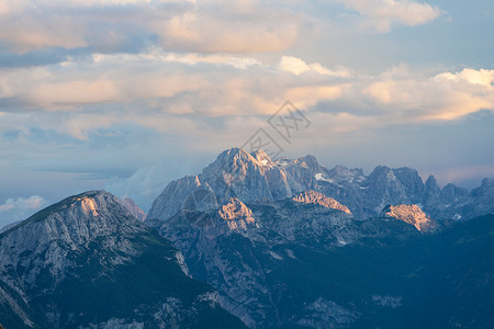 日落时高山脊意大利阿尔卑斯山多洛米特背景图片