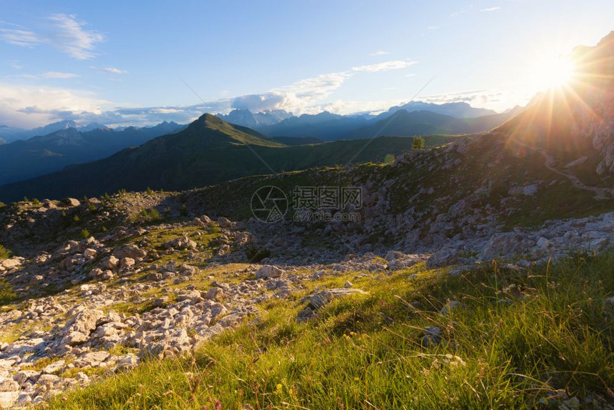 日落时高山脊意大利阿尔卑斯山多洛米特图片