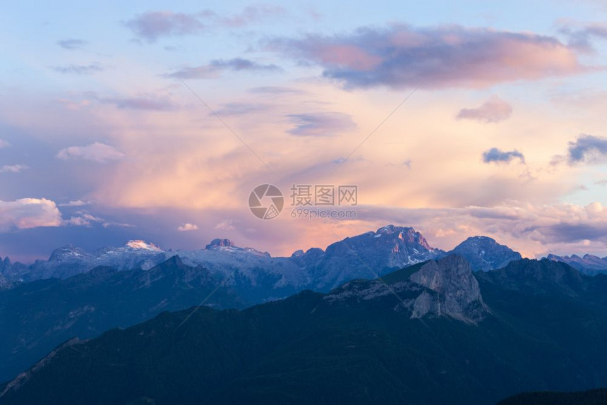 日落时高山脊意大利阿尔卑斯山多洛米特图片